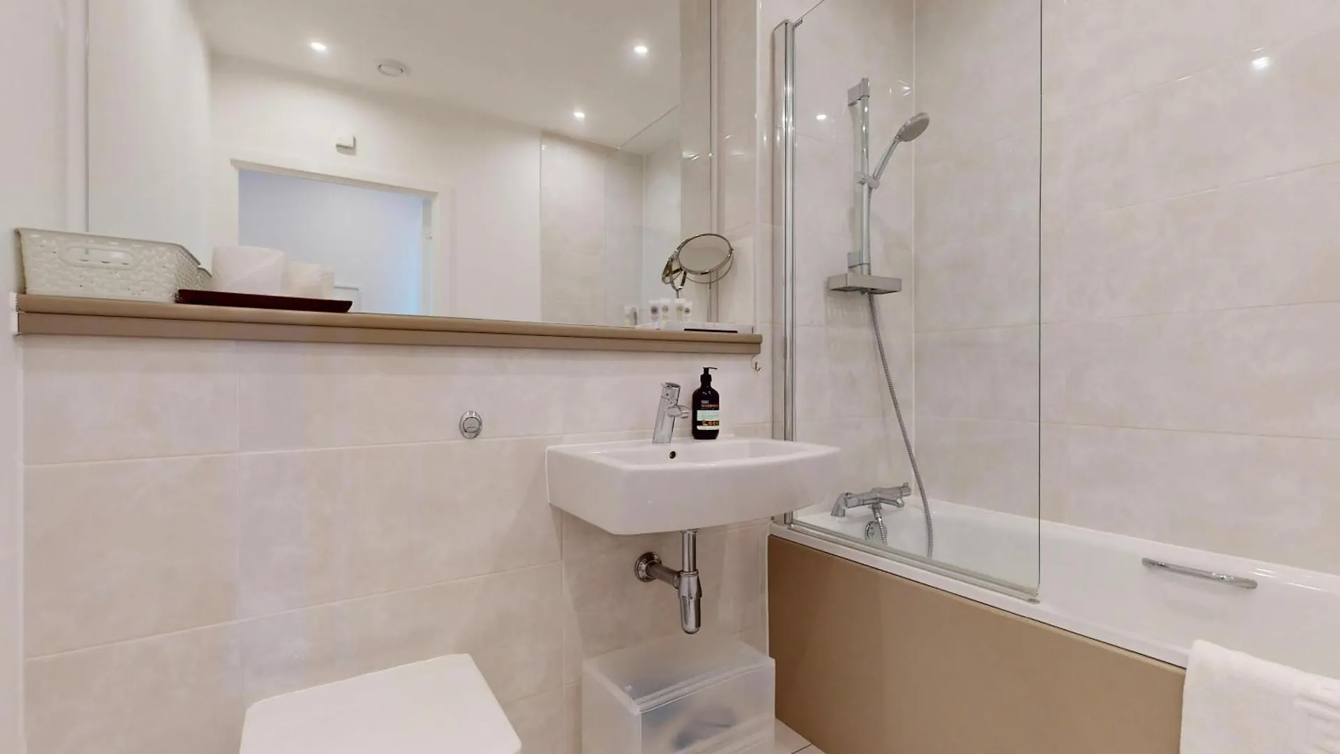 Lovely Apartment With Balcony - 3 Min To Station London