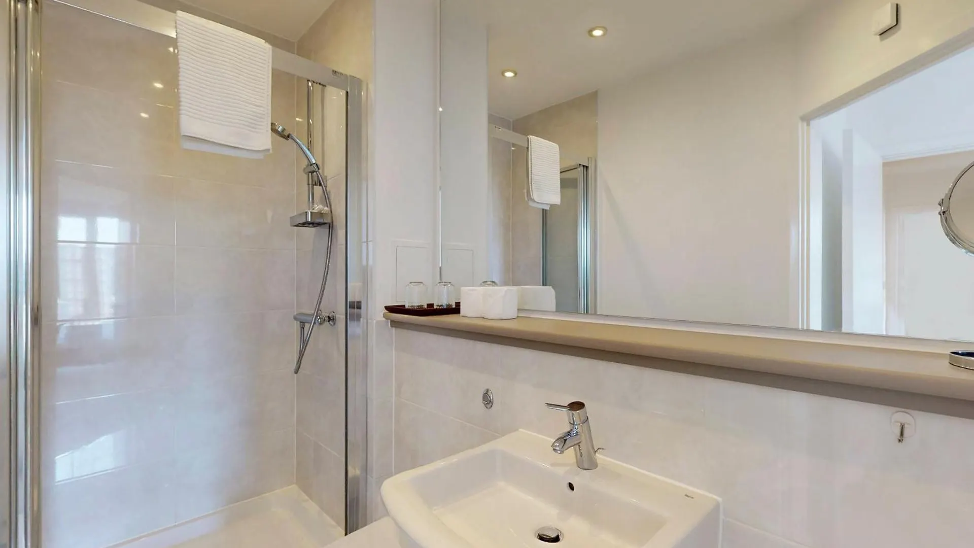 Lovely Apartment With Balcony - 3 Min To Station London 0*,