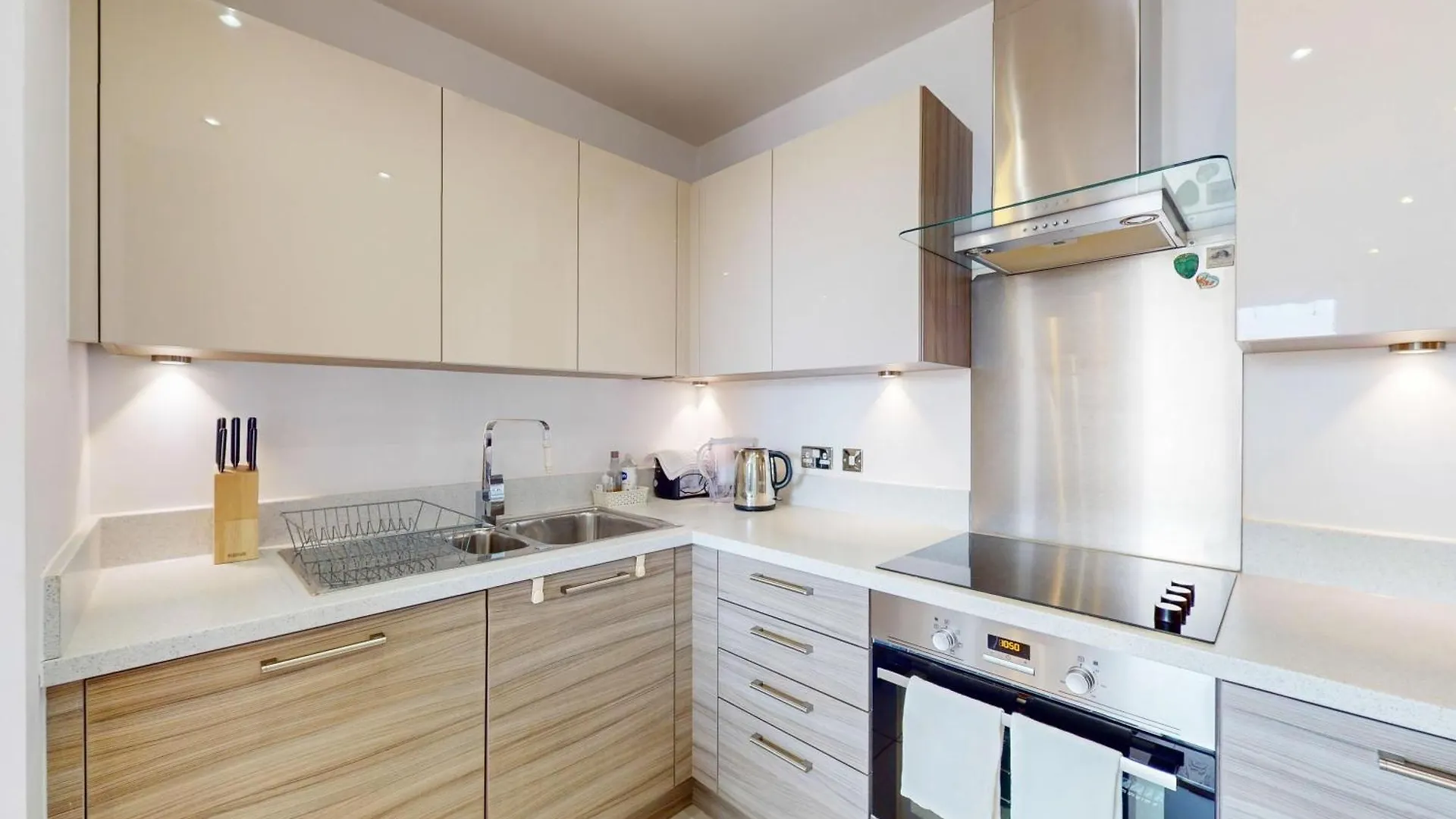 Lovely Apartment With Balcony - 3 Min To Station London