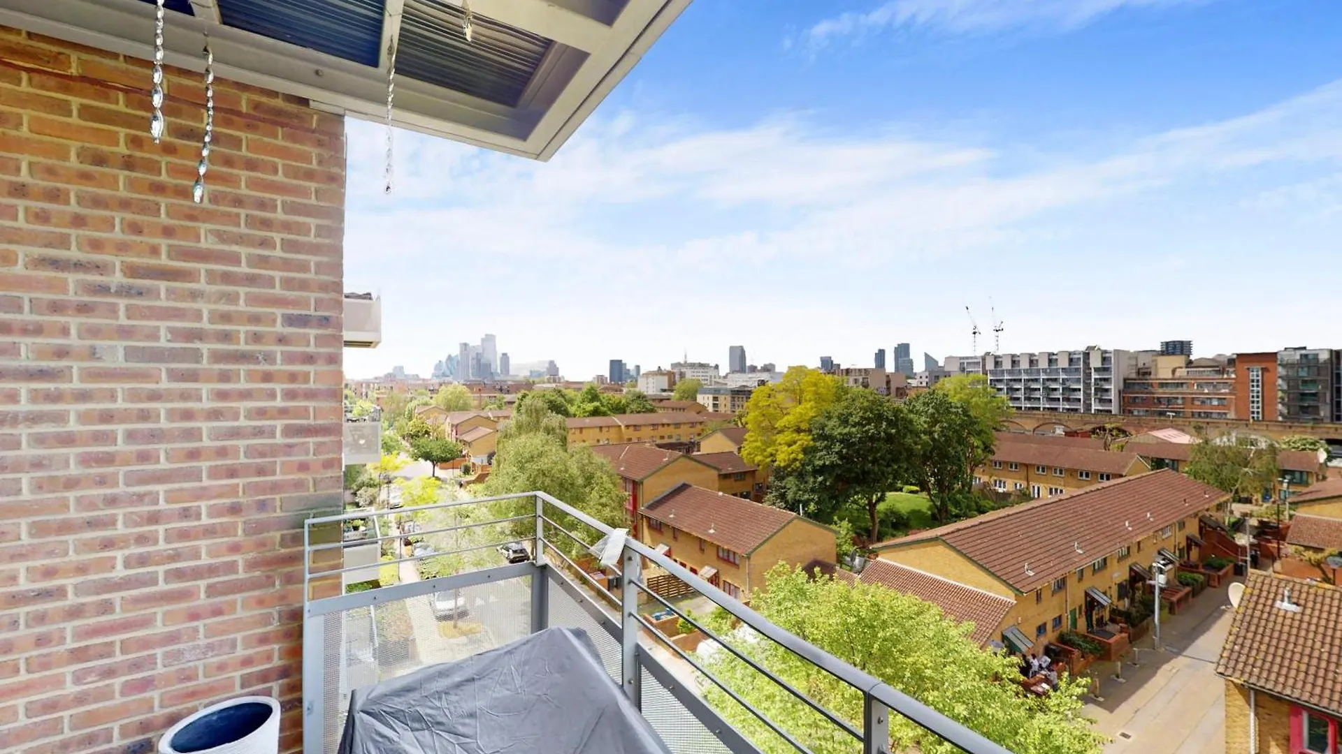 Lovely Apartment With Balcony - 3 Min To Station London