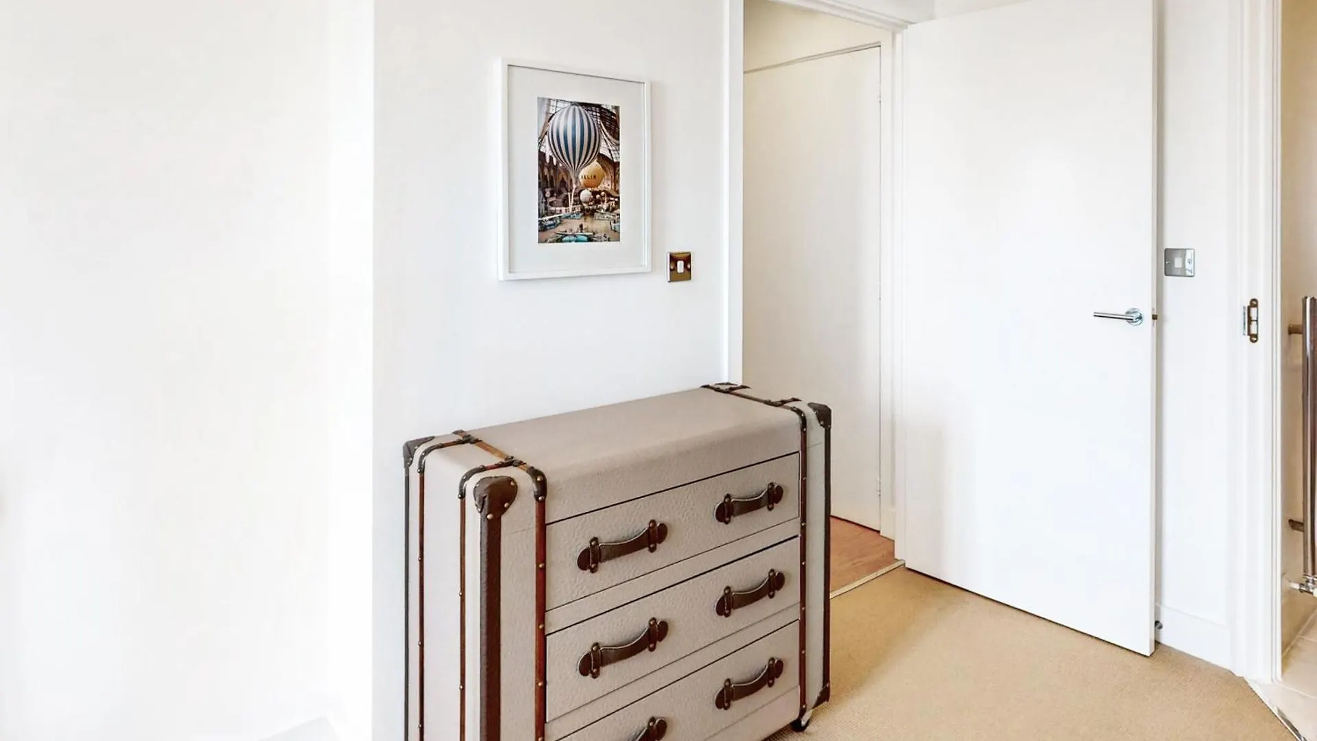 Lovely Apartment With Balcony - 3 Min To Station location